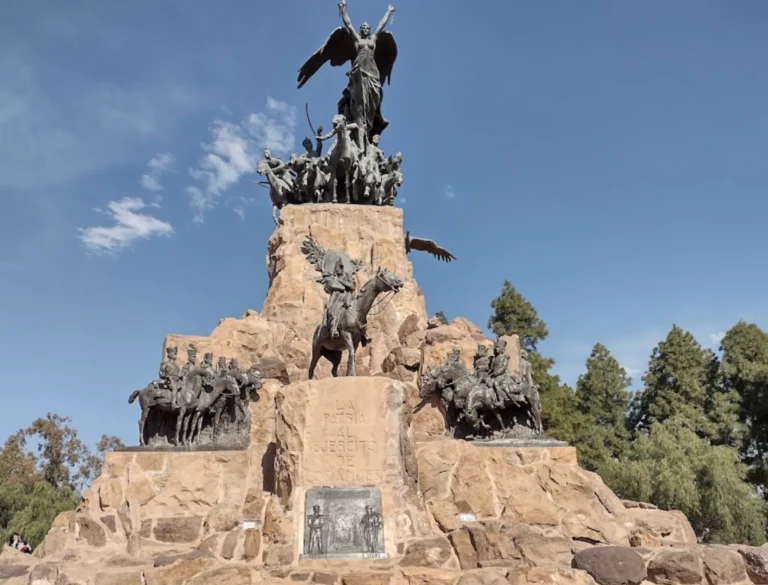 Monumento al Ejército de Los Andes en el Cerro de La Gloria: Historia, Arte y una Vista que Te Quitará el Aliento