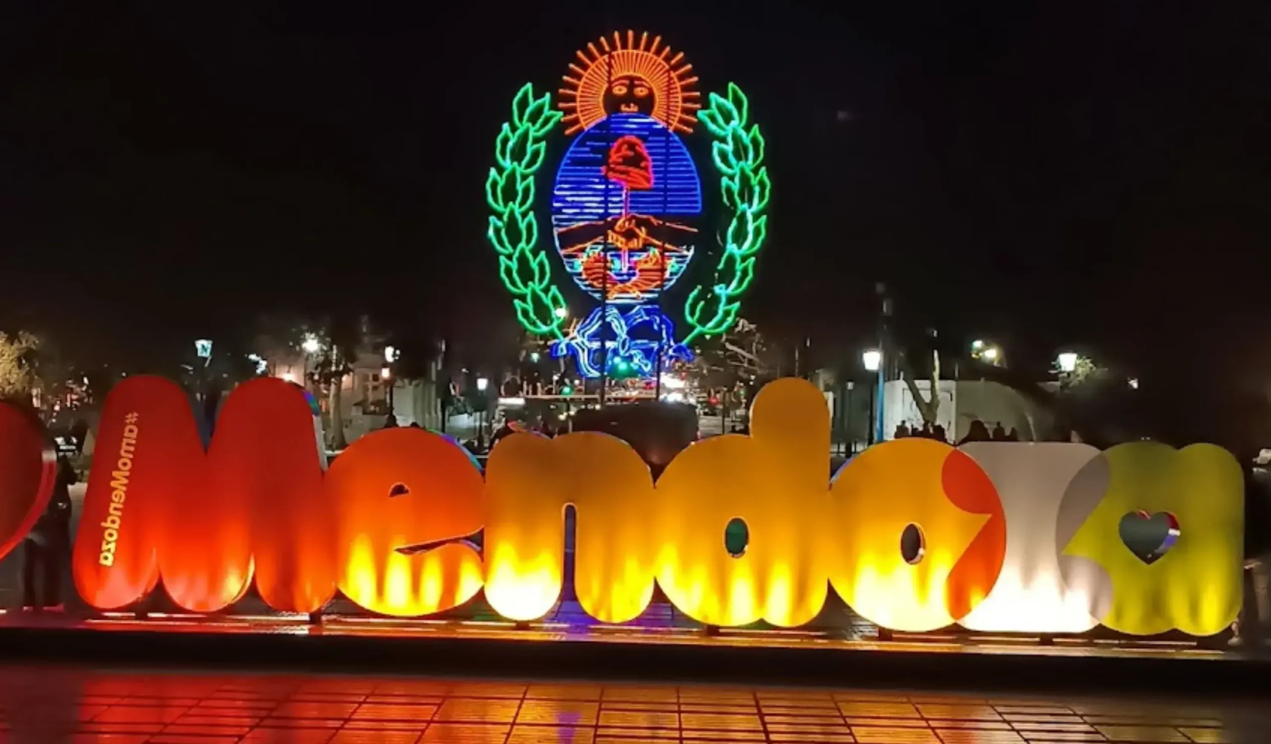 Escudo de Mendoza en la Plaza Independencia